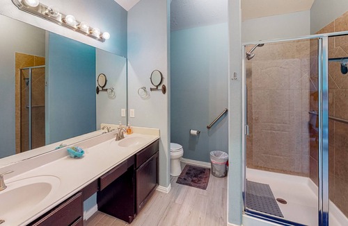 Conroe House | Creekside Cottage | House in Conroe