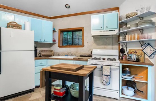 East MLK Cottage | Creekside Cottage in the City, 1 BR, addt’l sleeper sofa, AC & all amenities
