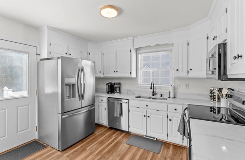 Midlothian House | Creekside Cottage in Midlothian, Pet Friendly: 4 bedroom, 2 baths - 5 total beds