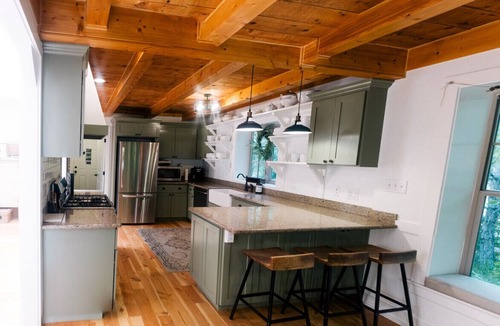 Montpelier House | "Creekside Cottage" w/Rustic Cabin (Sleeps 25)
