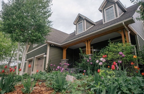 Montpelier House | "Creekside Cottage" w/Rustic Cabin (Sleeps 25)