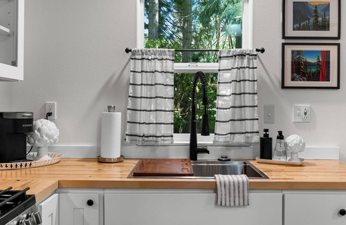 Sequim House | Creekside Escape a Cabin With Hot Tub