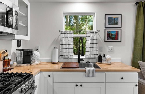 Sequim House | Creekside Escape a Cabin With Hot Tub