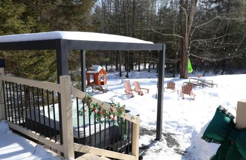 Pocono Summit Ski Chalet | Creekside Family Dreamland - Hot Tub, Firepit, Arcade