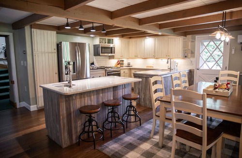 Cumbola Other | Creekside Farmhouse / Hot Tub