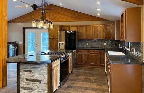 Town of Throop House | Creekside Hideaway 4 Bedroom House