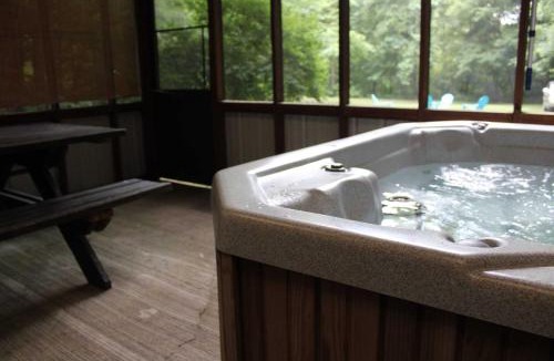 Laurelville House | Creekside Hideaway