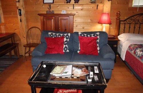 Laurelville House | Creekside Hideaway