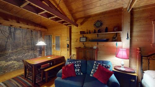 Laurelville House | Creekside Hideaway