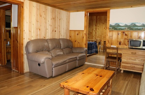 Wapiti Hotel | Creekside Lodge at Yellowstone