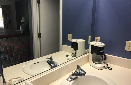 Kelseyville Hotel | Creekside Lodge