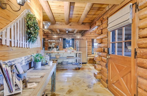 Wimberley Cabin | Creekside Log Cabin—Walk to Wimberley Square