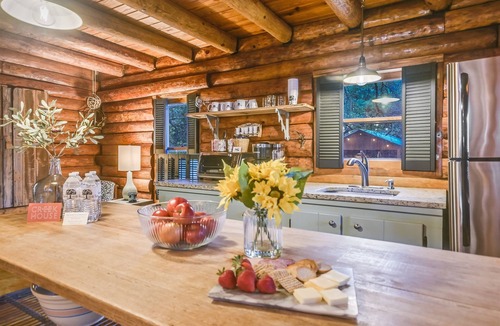 Wimberley Cabin | Creekside Log Cabin—Walk to Wimberley Square