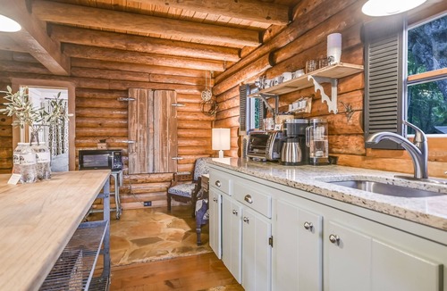 Wimberley Cabin | Creekside Log Cabin—Walk to Wimberley Square