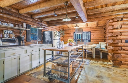 Wimberley Cabin | Creekside Log Cabin—Walk to Wimberley Square