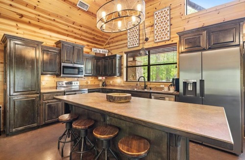 Broken Bow Ski Chalet | Creekside Luxury Cabin w/Hot Tub Sleeps 12