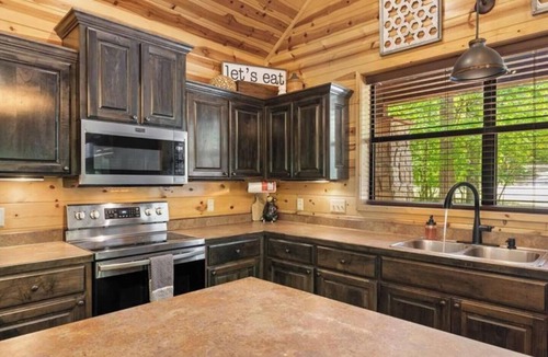 Broken Bow Ski Chalet | Creekside Luxury Cabin w/Hot Tub Sleeps 12