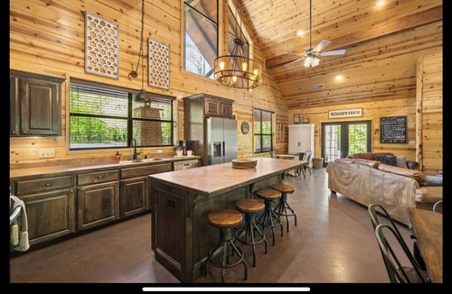 Broken Bow Ski Chalet | Creekside Luxury Cabin w/Hot Tub Sleeps 12