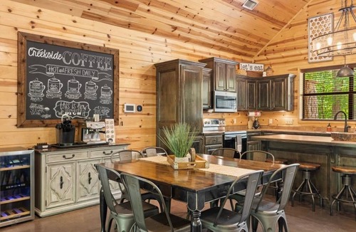 Broken Bow Ski Chalet | Creekside Luxury Cabin w/Hot Tub Sleeps 12