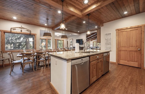 Winter Park House | Creekside Luxury Retreat 8BR Walk to Shops, Dining & Shuttle Sleeps 22