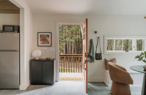 Cochecton Cabin | Creekside Modern Cabin Sauna Hot Tub Niksen Den
