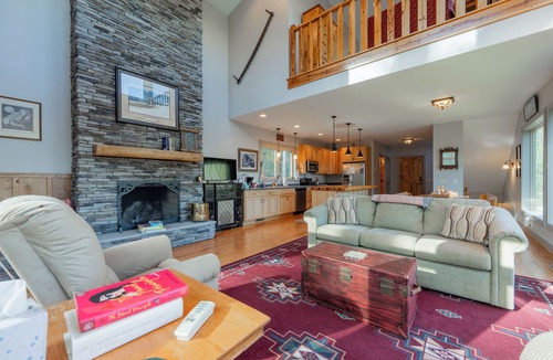 North Fork House | Creekside Mountain Home Near Hungry Mother | King Suite