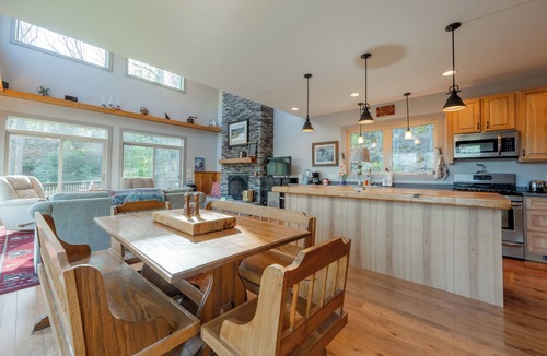 North Fork House | Creekside Mountain Home Near Hungry Mother | King Suite