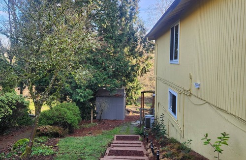 Tigard Apartment | Creekside Oasis centrally located in Tigard