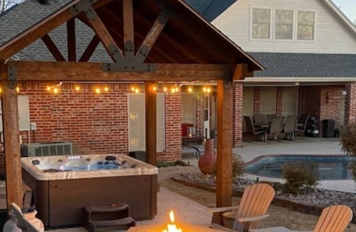 Midlothian House | Creekside Oasis with pool & hot tub- 35 minutes from Downtown Dallas/Forth Worth