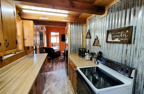 Rabun Gap Cabin | Creekside Peaceful Cabin - Dog Friendly!