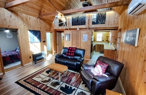 Rabun Gap Cabin | Creekside Peaceful Cabin - Dog Friendly!