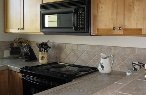 Redmond Condo | Creekside Retreat-1 Block to Splash Park and Pool, Private Hot tub