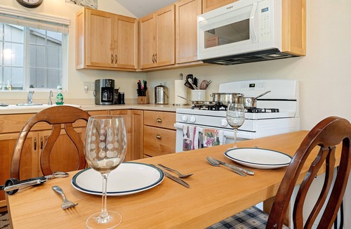 Cottage Grove Cottage | CREEKSIDE RETREAT