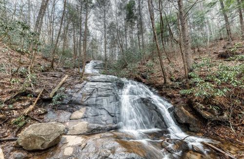 Morganton House | Creekside Retreat