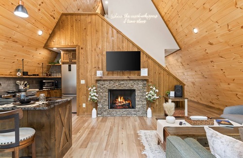 Morganton Cabin | Creekside Sauna Hot Tub Fire Pit 15 min to Town