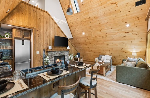 Morganton Cabin | Creekside Sauna Hot Tub Fire Pit 15 min to Town