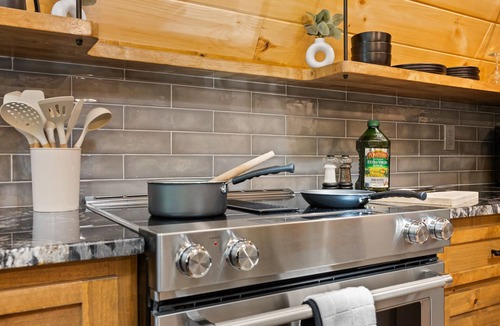 Morganton Cabin | Creekside Sauna Hot Tub Fire Pit 15 min to Town