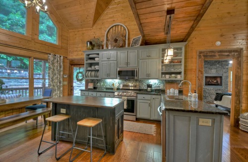 Ellijay House | Creekside Solitude/Luxury 5 BR/5B/Firepit/Game Room/Wrap-Around Porch/Hot Tub