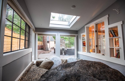 Broadmoor House | Creekside, steps to the Broadmoor, close to Zoo, Seven Falls, hike from house