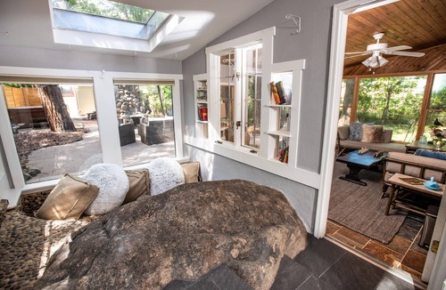 Broadmoor House | Creekside, steps to the Broadmoor, close to Zoo, Seven Falls, hike from house