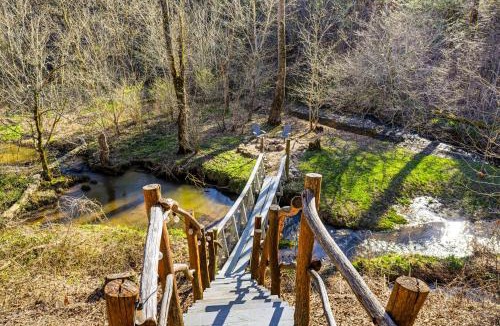 Cosby Ski Chalet | Creekside Treehouse