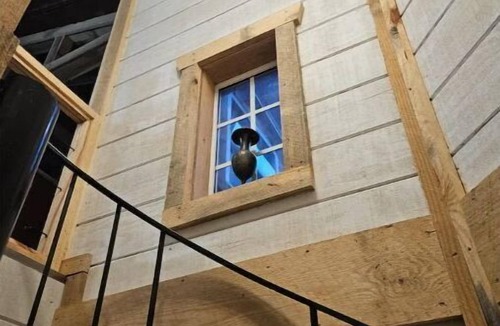 Piedmont House | Creekside treehouse. with hot tub.