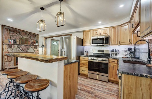 Green Mountain Falls Cabin | Creekside Pack Cabin with 360° Mountain Views