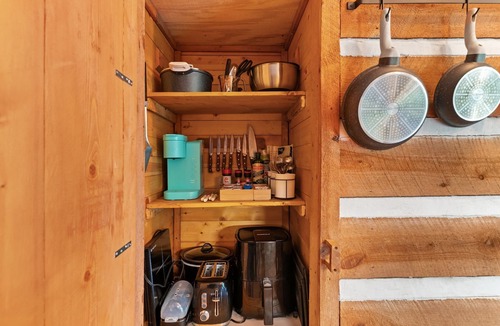 Hillsville Cabin | Creekside vibes - 1 bedroom cozy cabin w/outdoor fire pit + pet friendly!