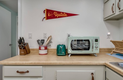 Glenfield House | Creekside vintage retreat with HOT TUB!