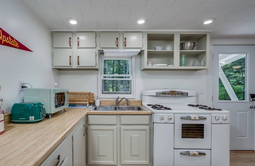 Glenfield House | Creekside vintage retreat with HOT TUB!