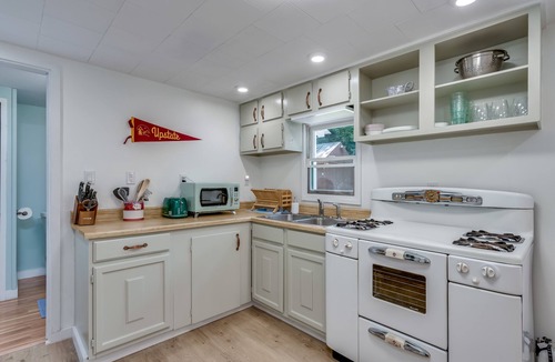 Glenfield House | Creekside vintage retreat with HOT TUB!