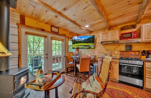Cosby Bed & Breakfast | Creekwalk Inn and Cabins