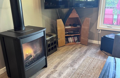Irondale Cottage | Crego Cove: Your Lakeside Escape *Hot Tub*