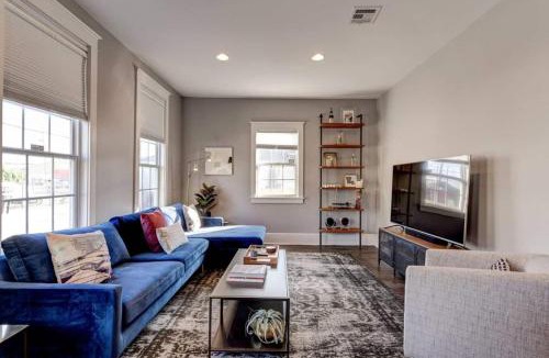 West Riverside House | Creole-style home w fenced yard & chefs kitchen